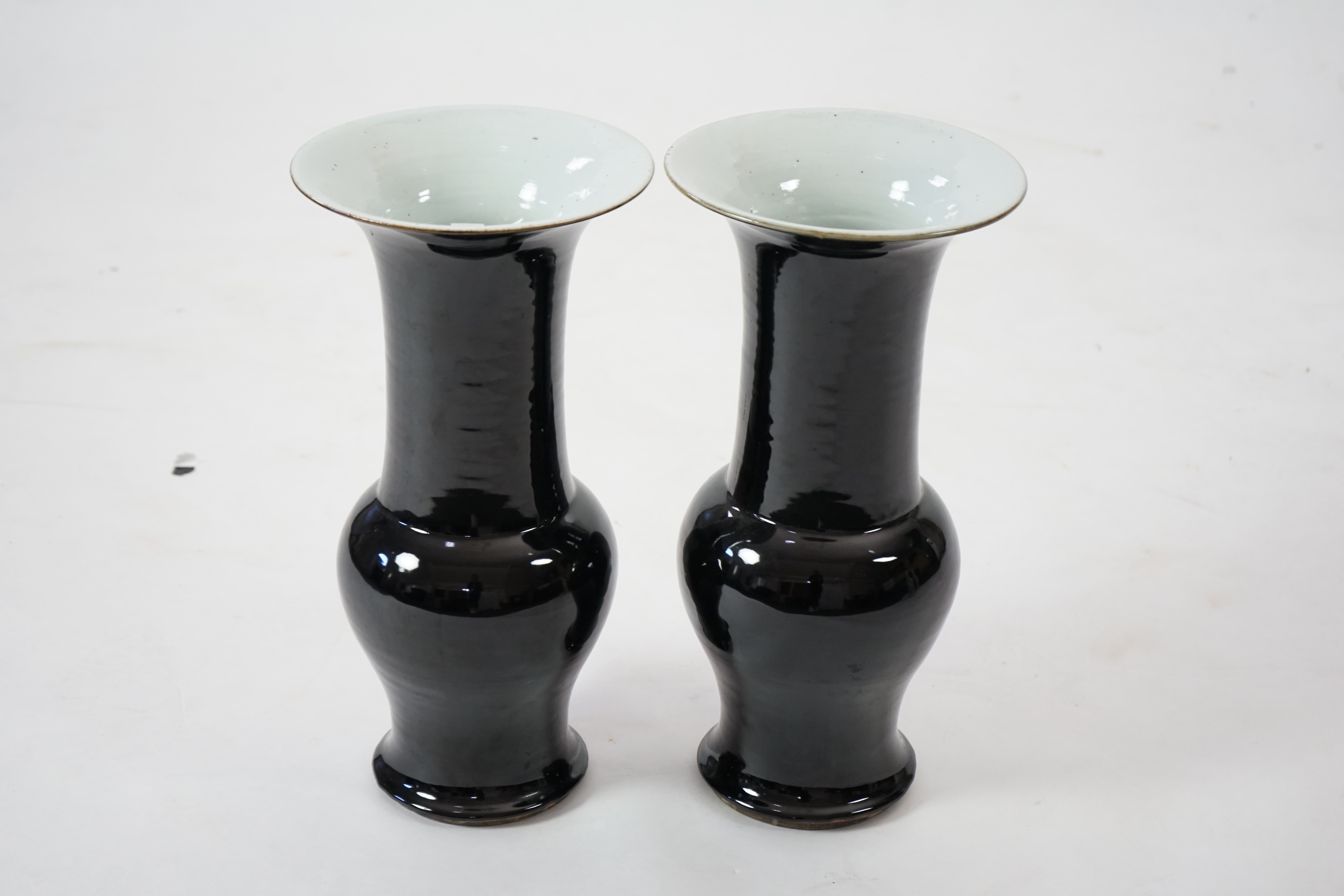 A pair of large Chinese mirror black glazed yen-yen vases, Kangxi period (1662-1722)